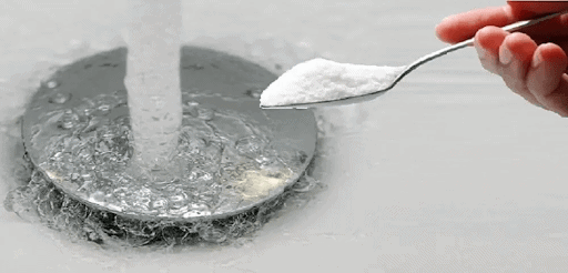 Confira os riscos de desentupimento com soda cáustica