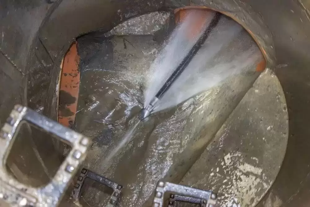 Desentupidora Ipiranga, realizando serviço de desentupimento no Ipiranga, na residência do cliente.