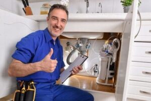 Plumbing,Technician,Checking,Water,Installation,Under,The,Sink,Of,A Desentupidora no Morumbi