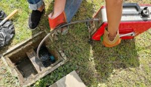 Clearing,An,Outside,Drain,Blocked,With,Fat,With,A,Electric Desentupidora no Morumbi