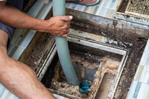 Man,Emptying,Household,Septic,Tank.,Cleaning,And,Unblocking,Clogged,Drain Desentupidora no Morumbi