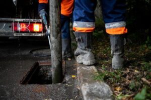 Cleaning,Storm,Drains,From,Debris,,Clogged,Drainage,Systems,Are,Cleaned Desentupidora no Morumbi